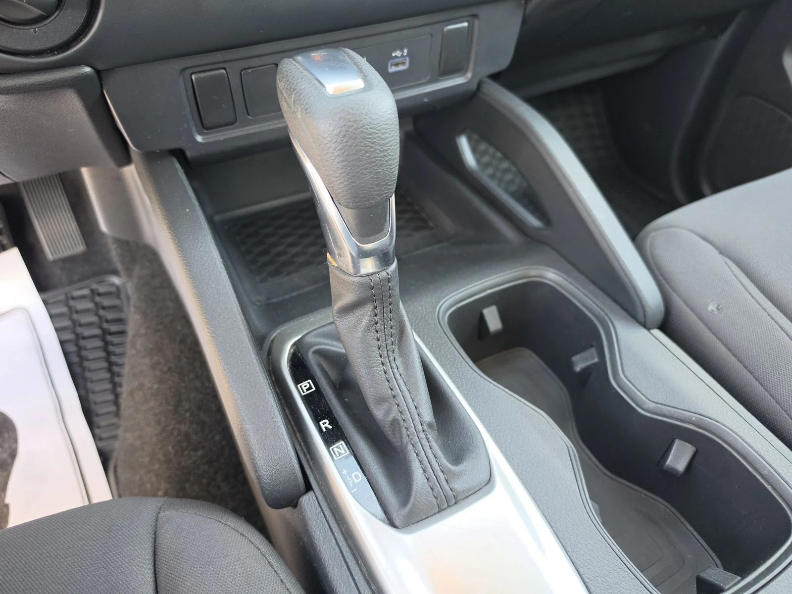 Used 2022 White Nissan S image 29