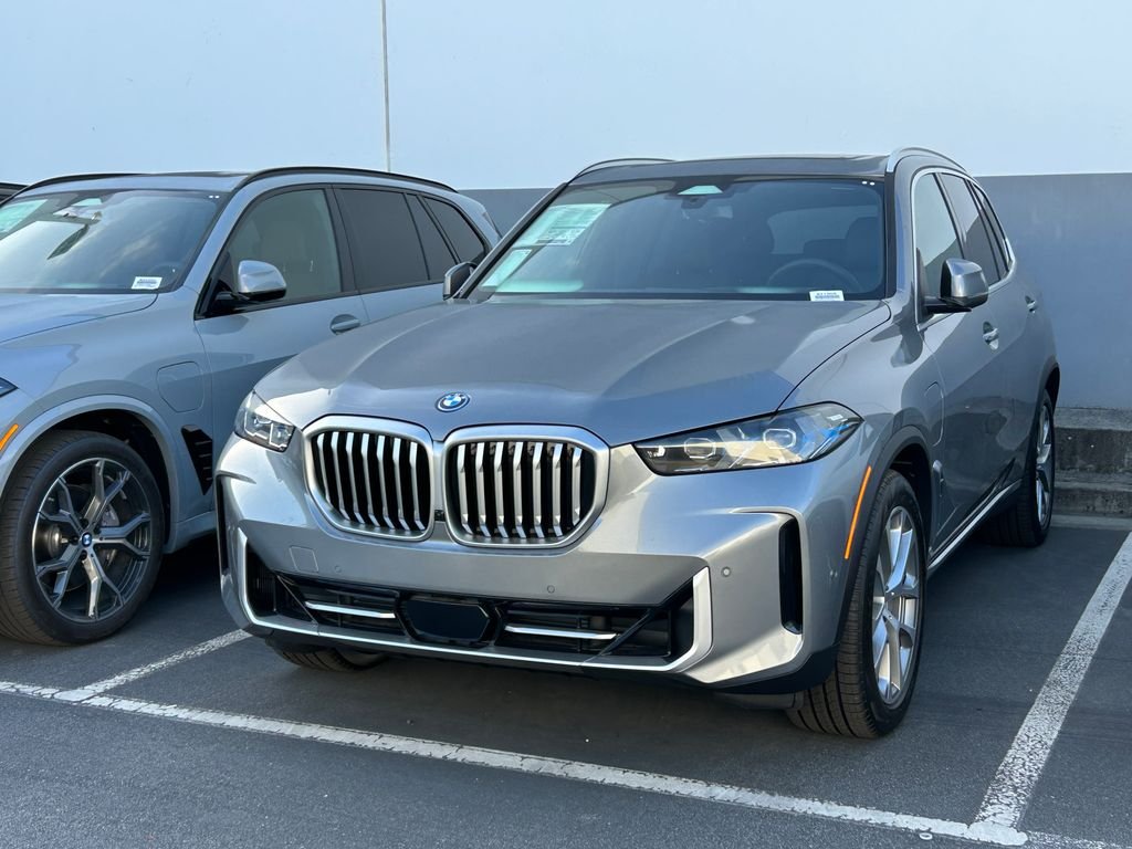 New 2026 Skyscraper Grey Metallic BMW xDrive50e image 2