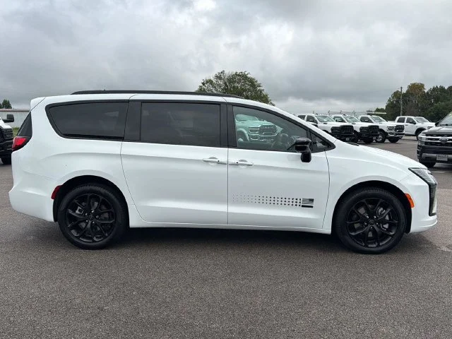 New 2027 White/off-white Chrysler Select image 8