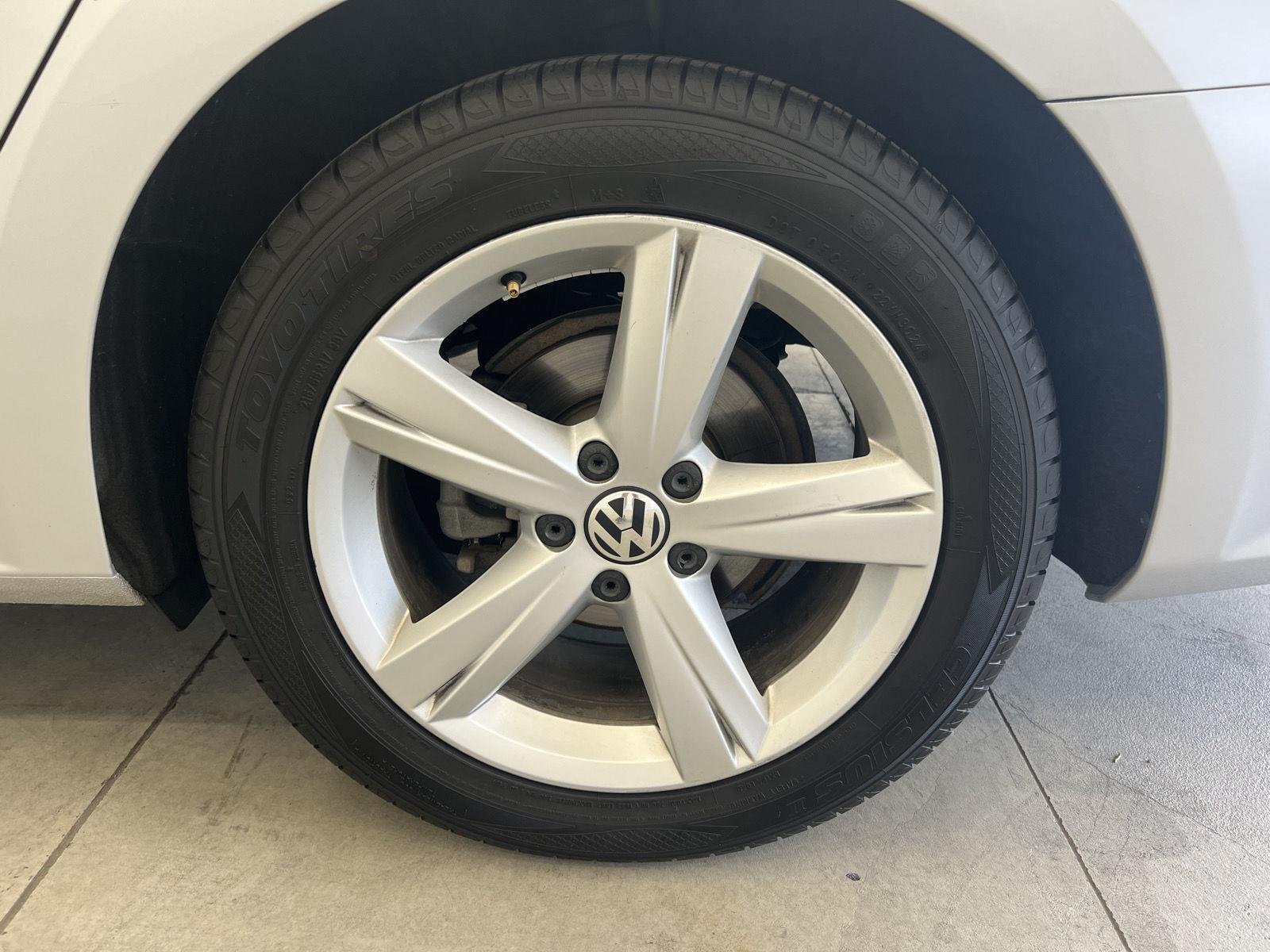 Used 2013 Reflex Silver Metallic Volkswagen 2.5L SE image 10