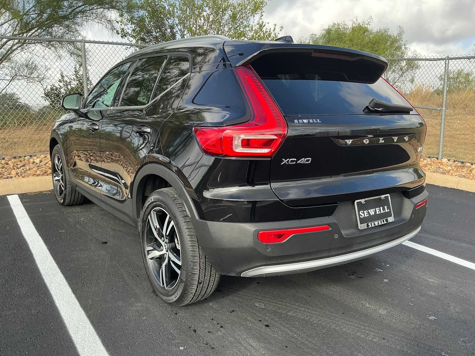 Used 2025 Onyx Black Metallic Volvo Core Bright Theme image 6