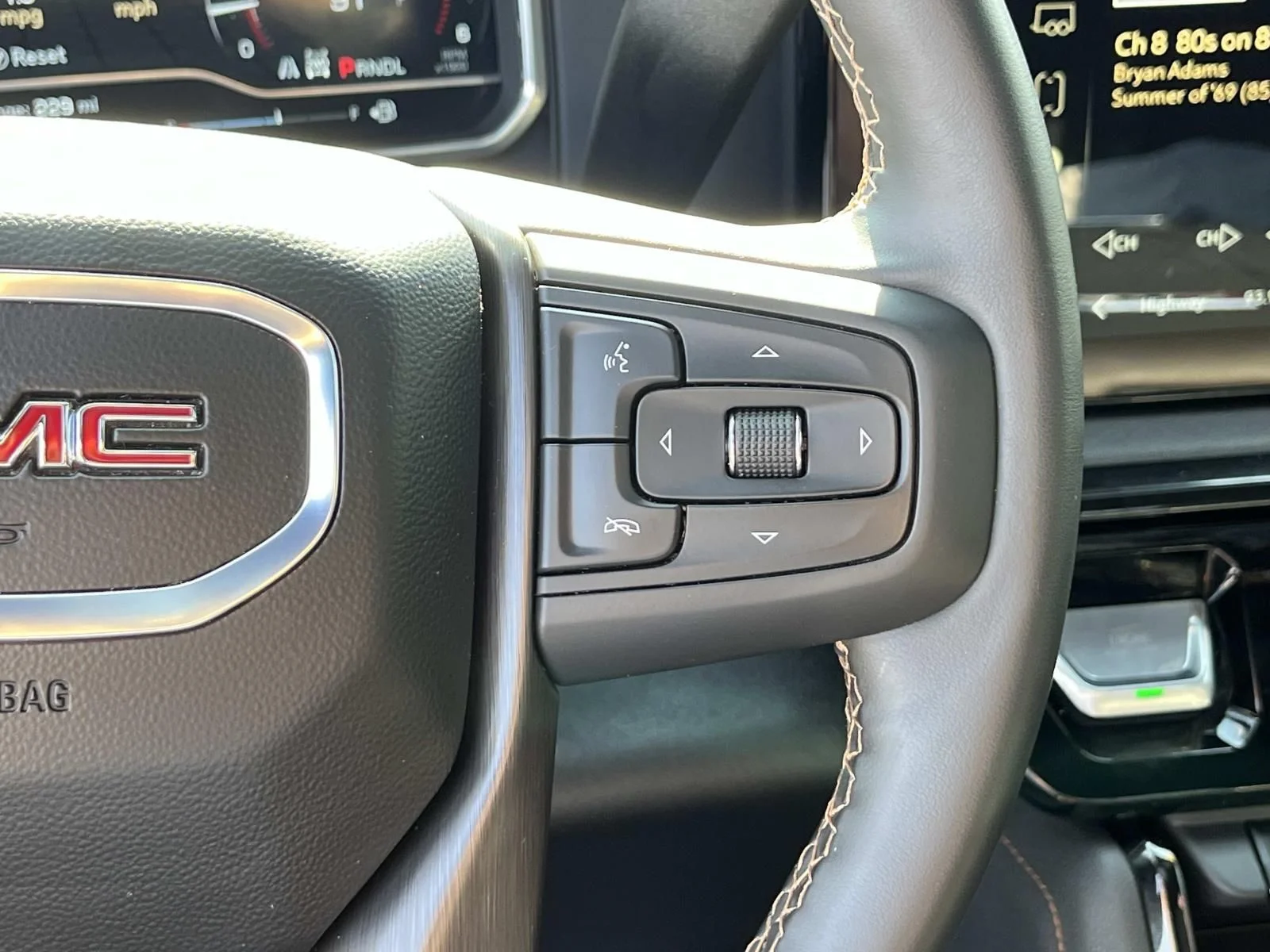 Used 2025 White GMC AT4 image 32