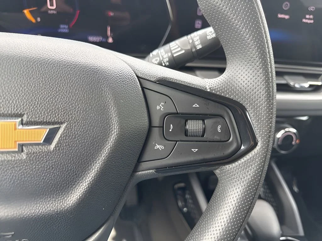 Used 2025 Summit White Chevrolet LT image 16