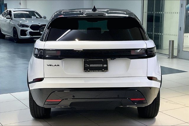 Used 2025 White Land Rover Dynamic SE image 3