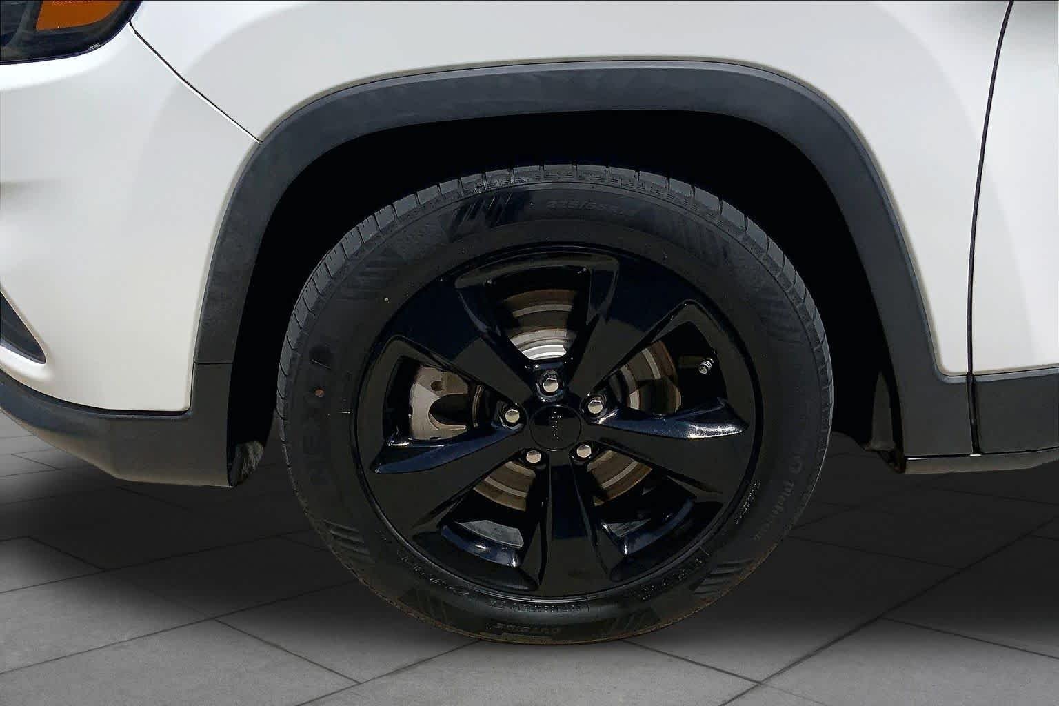 Used 2019 Bright White Clearcoat Jeep Latitude Plus image 11