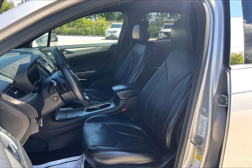 Used 2015 Silver Lincoln Base image 24