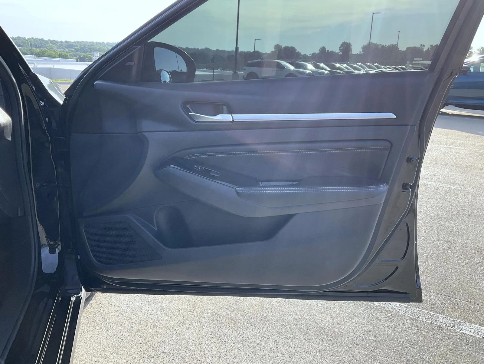 Used 2022 Black Nissan 2.5 SV image 17