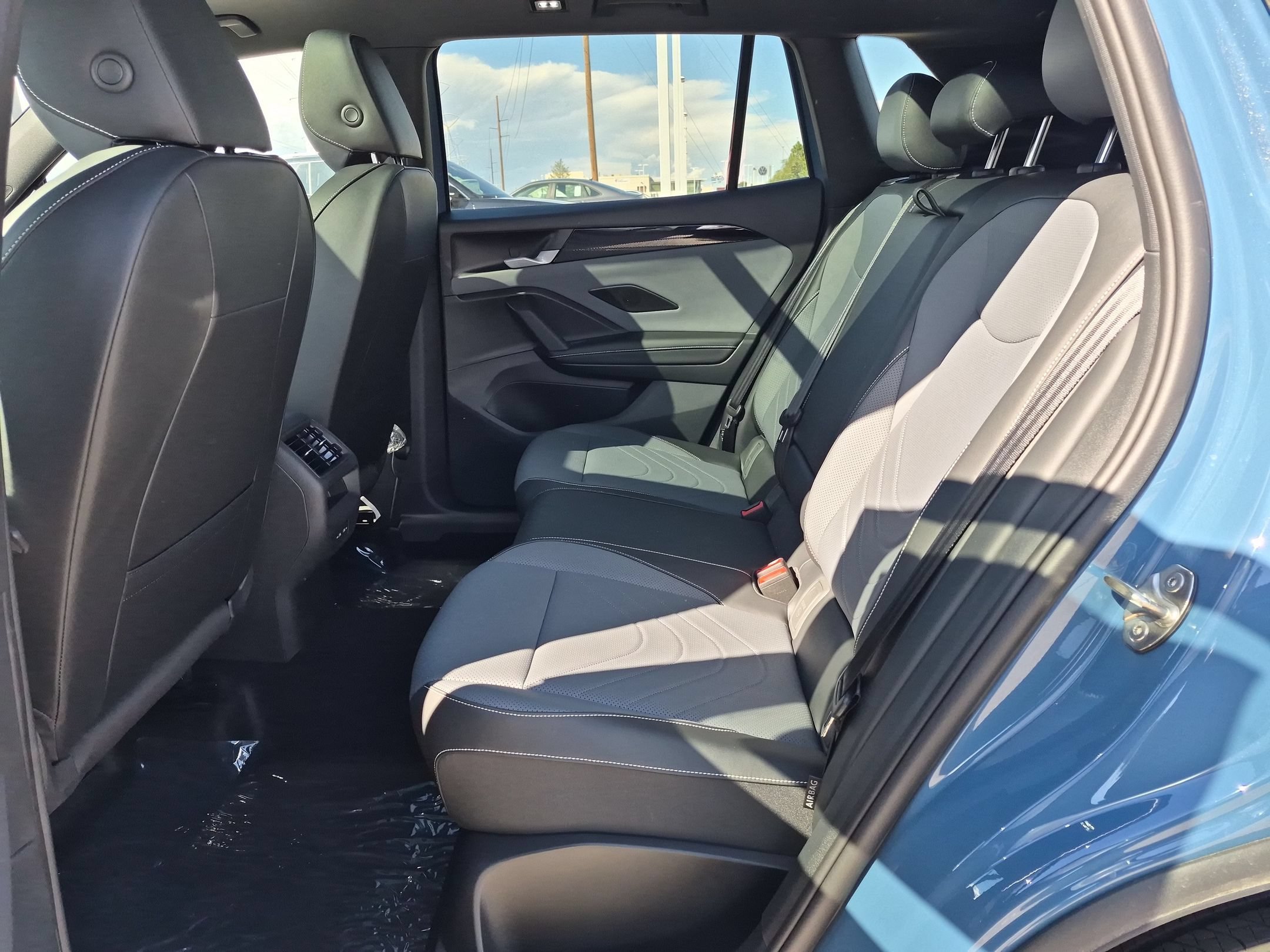 New 2026 Monterey Blue w/Deep Black Roof Volkswagen SE R-Line Black image 15