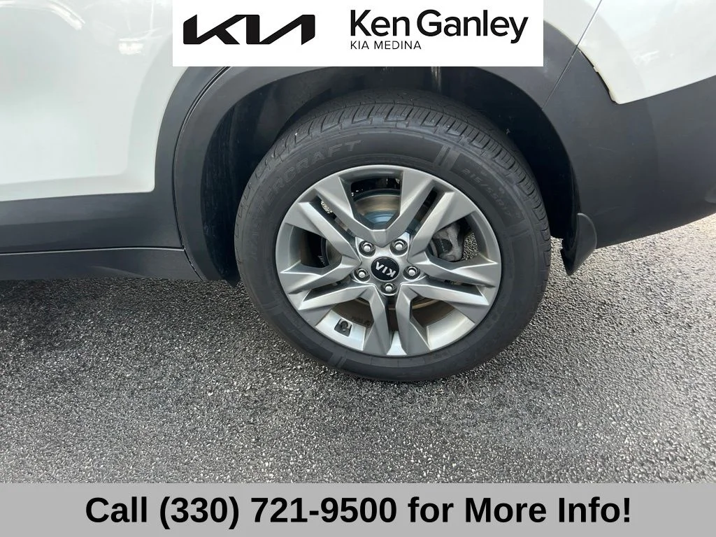 Used 2021 White Kia S image 23
