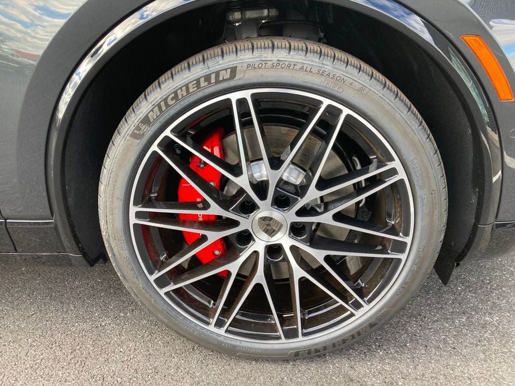 2025 Porsche Macan Turbo Electric - Photo 25
