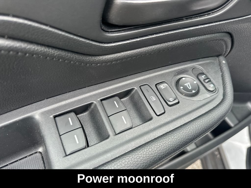 Used 2025 Solar Silver Metallic Honda EX-L image 11
