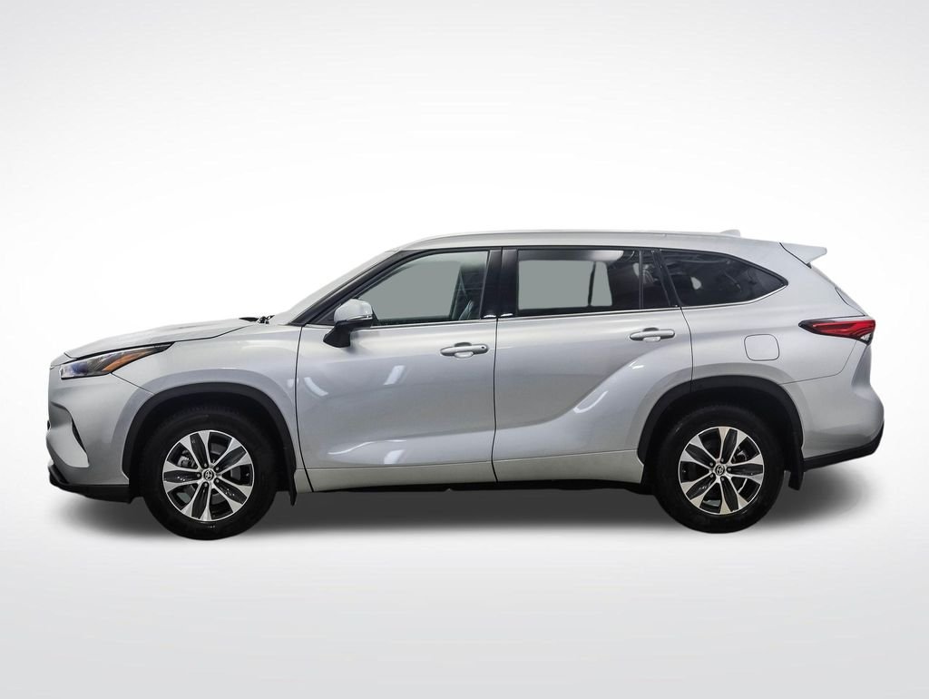 Used 2022 Toyota Highlander XLE with VIN 5TDGZRBH9NS178912 for sale in Minneapolis, Minnesota