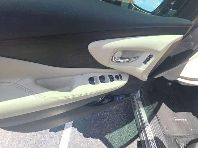 Used 2022 Gray Nissan Platinum image 18
