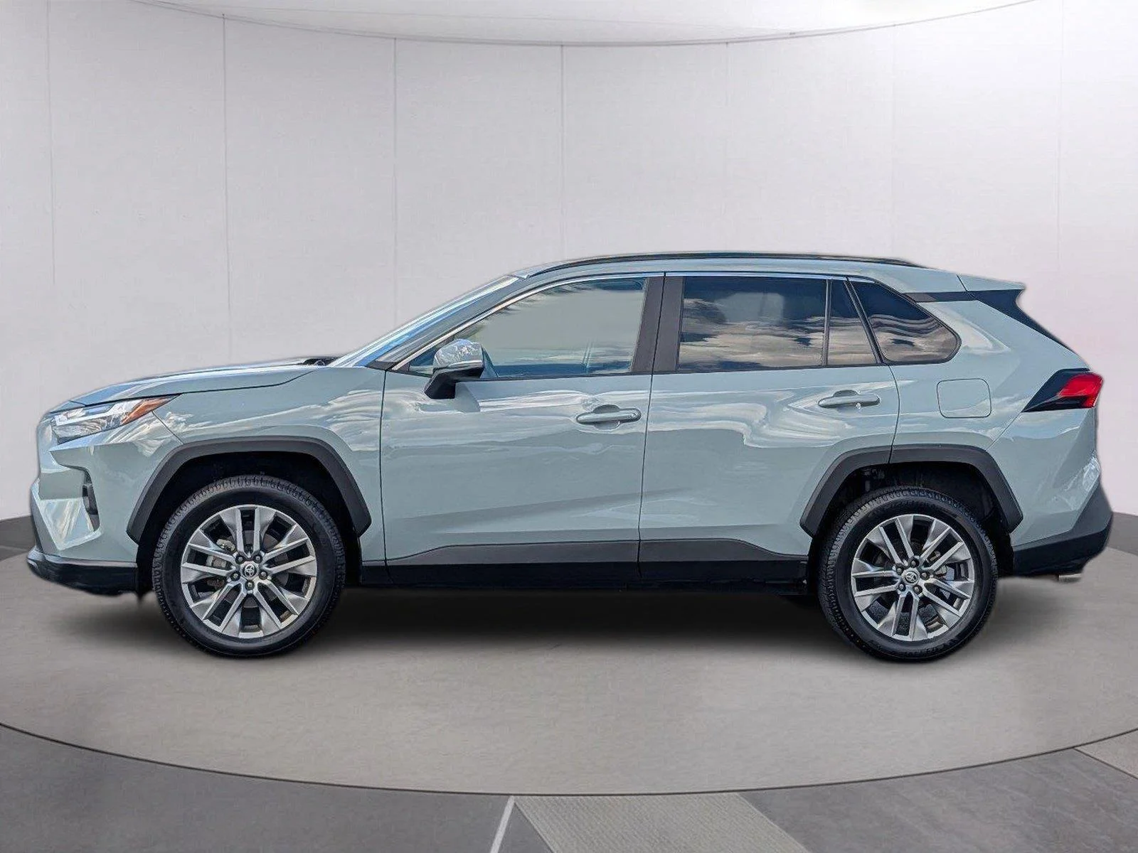 Used 2023 Lunar Rock Toyota XLE Premium image 2