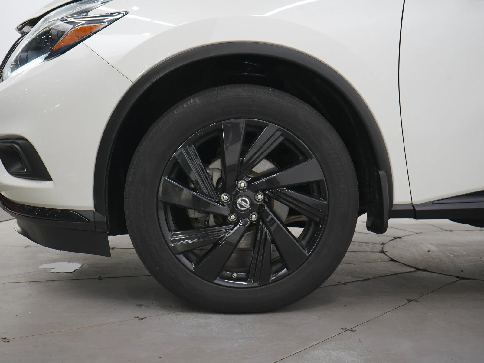 Used 2018 White Nissan SL image 30