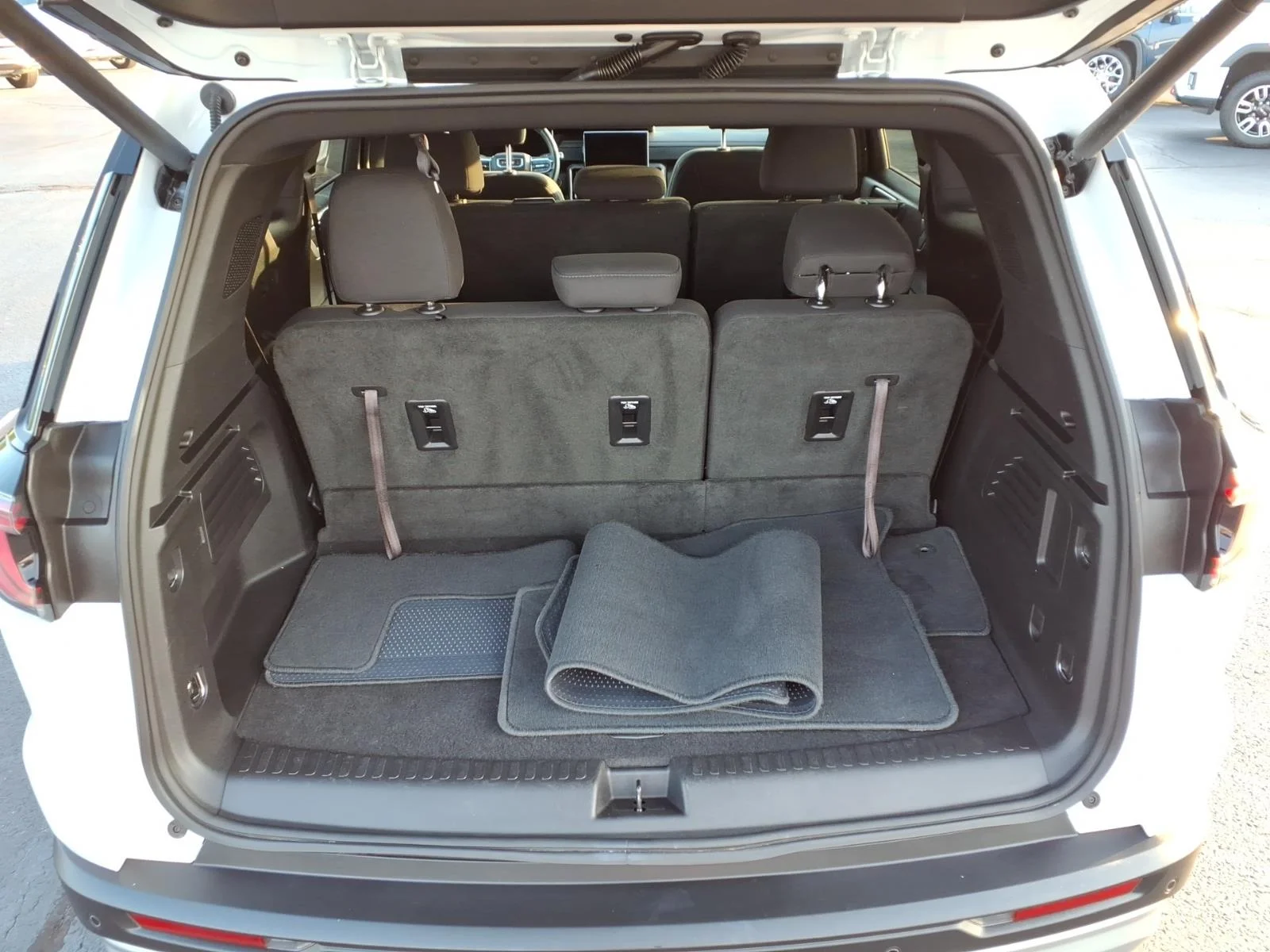 Used 2025 White GMC Elevation image 11