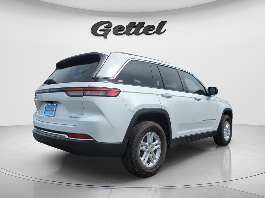 Used 2025 White Jeep Laredo image 5
