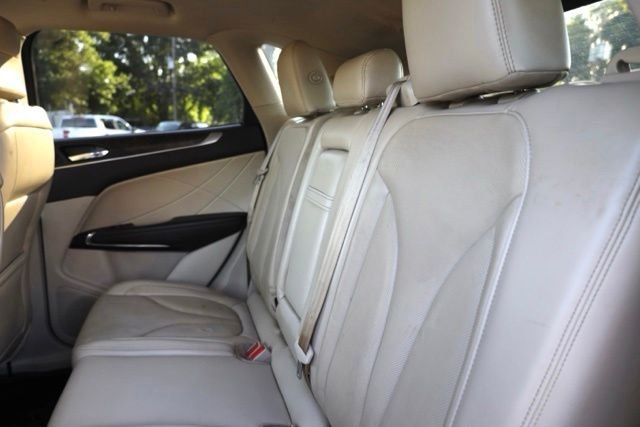 Used 2019 White Platinum Clearcoat Metallic Lincoln Reserve image 33