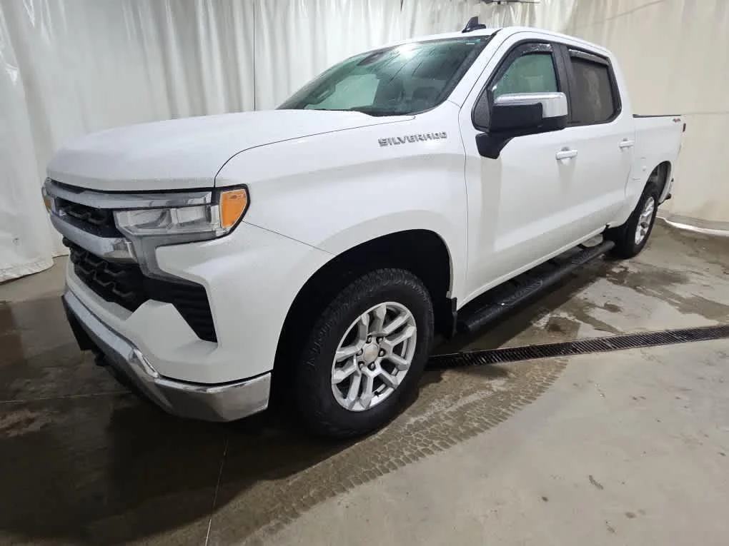Used 2024 Summit White Chevrolet LT image 6