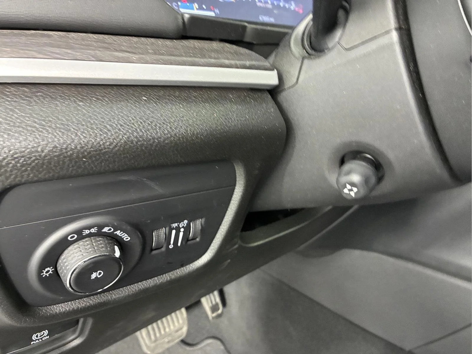 Used 2023 Ember Pearlcoat Jeep Limited image 29