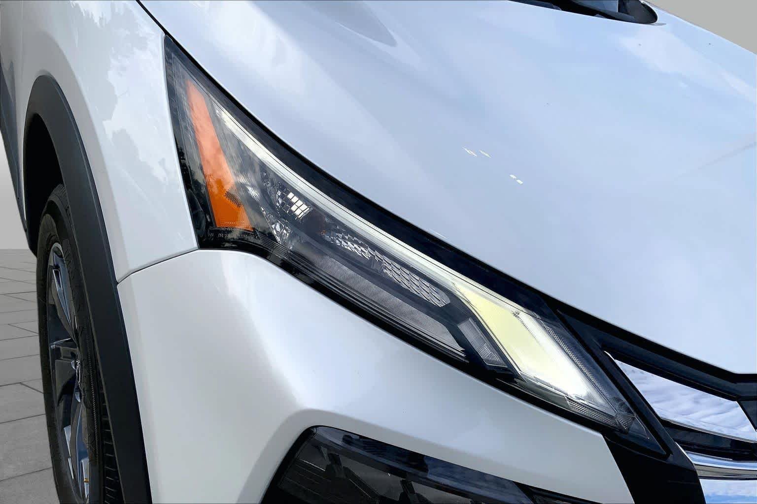 Used 2024 Everest White Pearl Nissan SV image 26