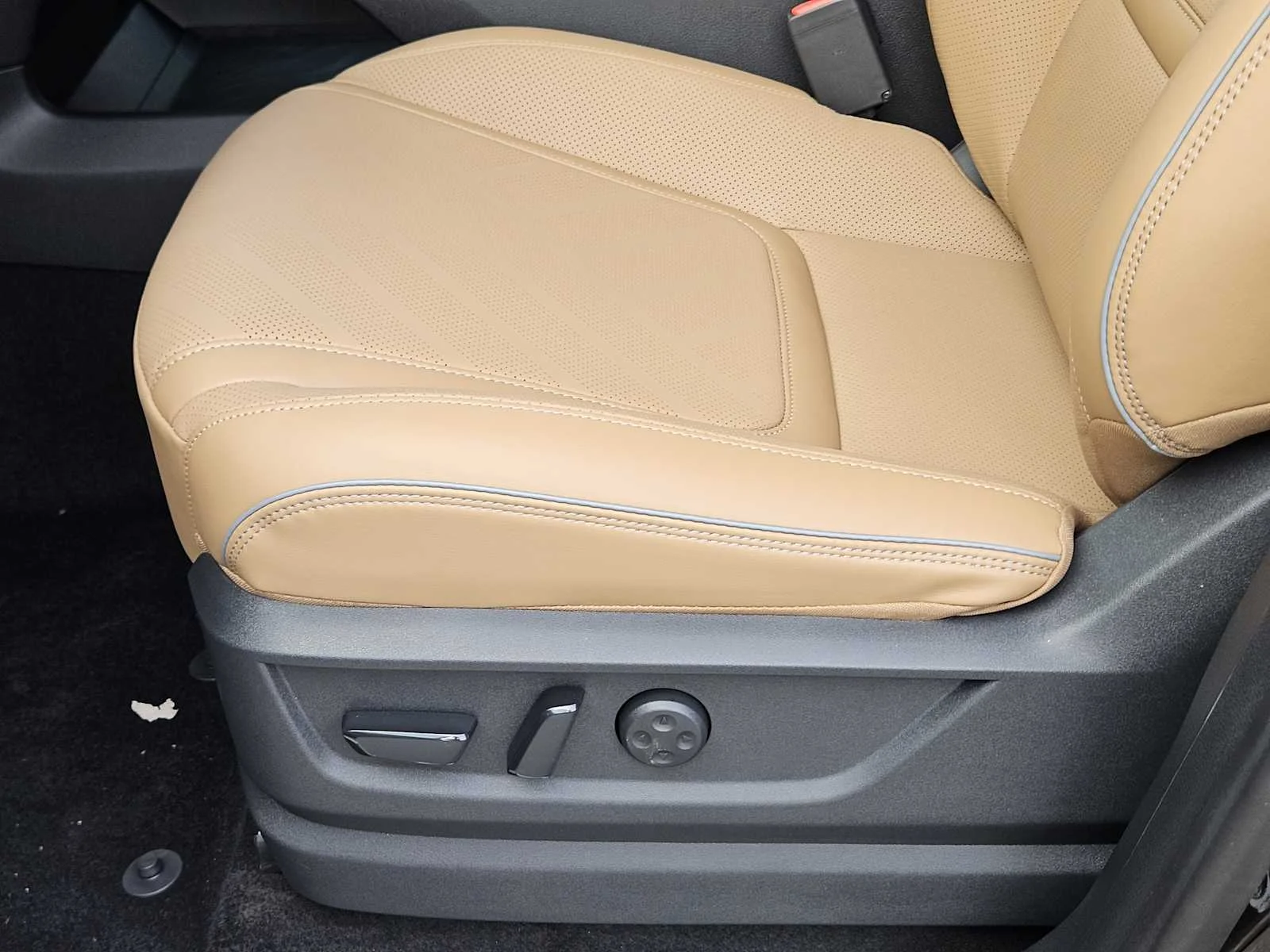 New 2027 BLACK OBSIDIAN INFINITI Luxe 2WD image 18