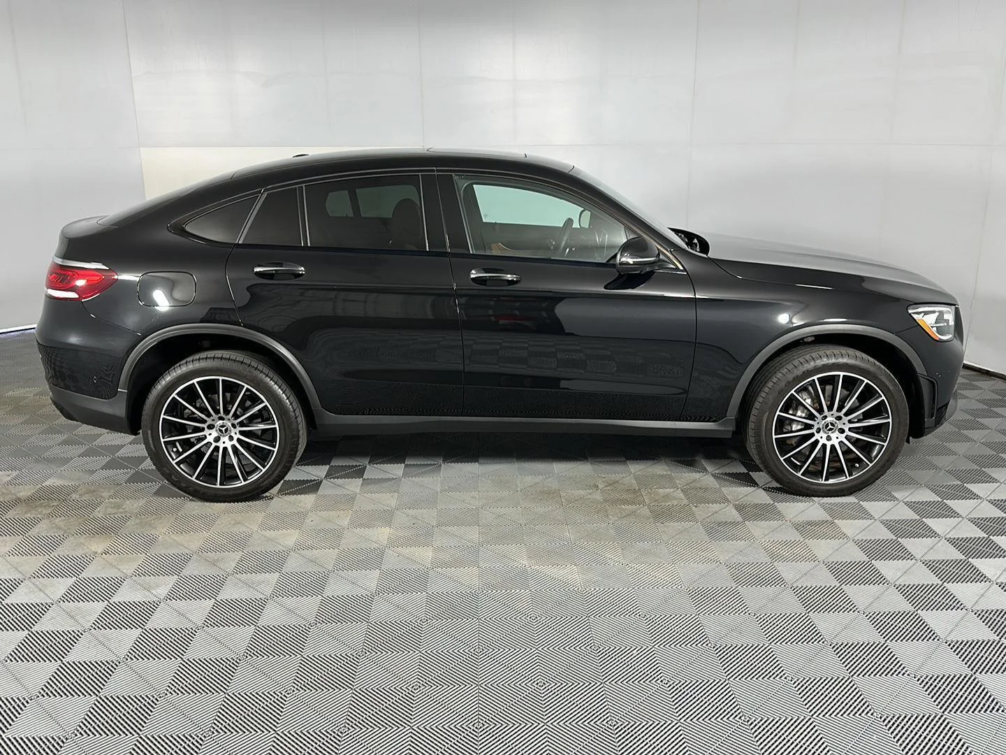 Used 2023 Obsidian Black Metallic Mercedes-Benz GLC 300 image 4
