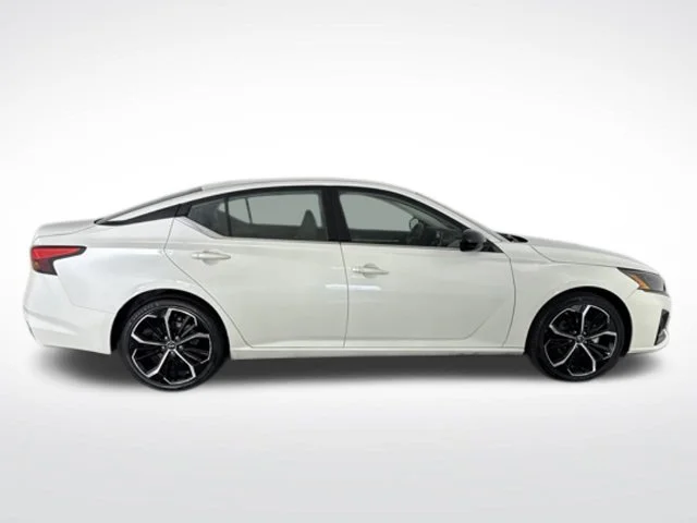 Used 2024 White Nissan 2.5 SR image 6