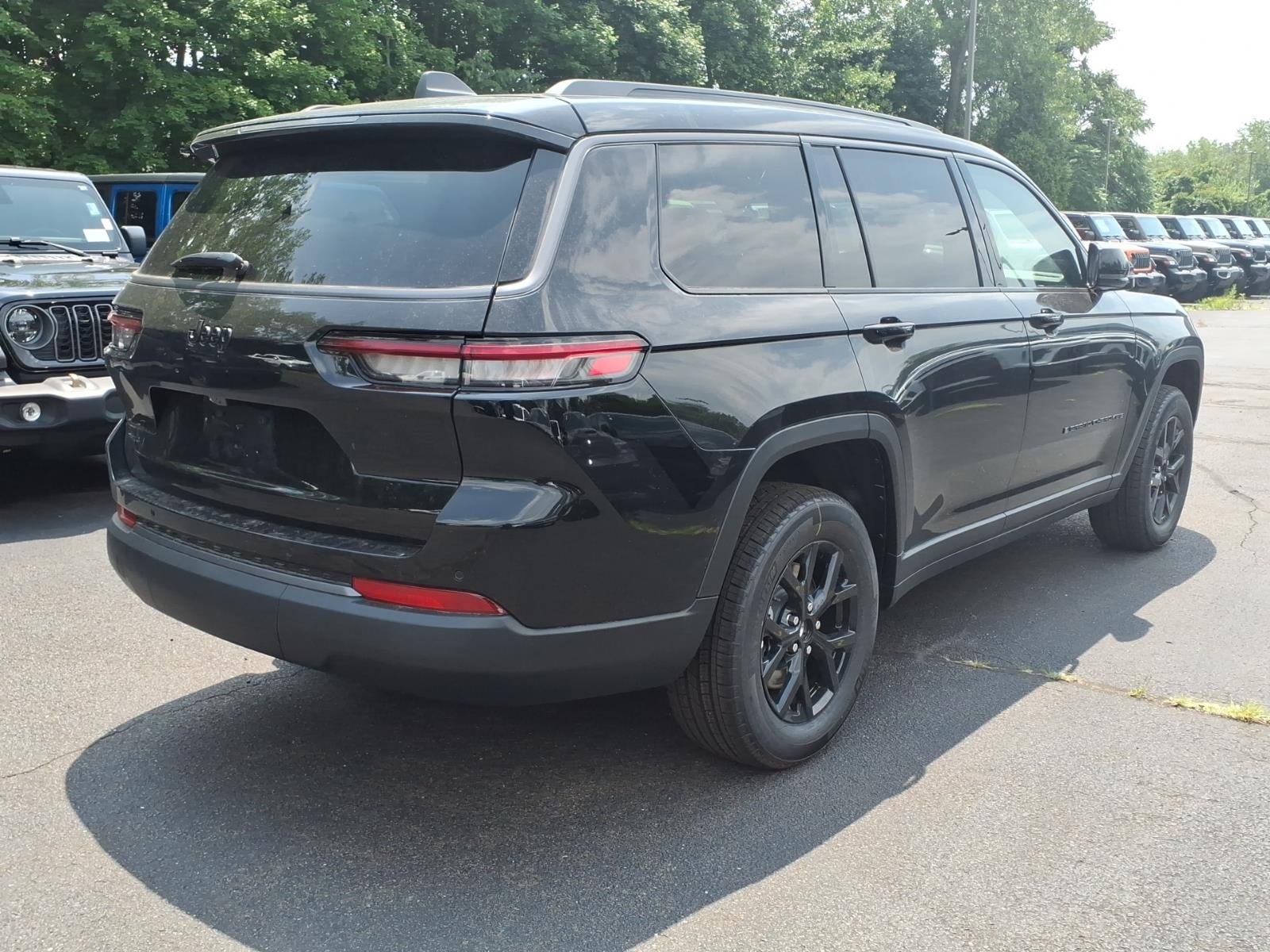 New 2026 Diamond Black Crystal Pearl-Coat Exterior Paint Jeep Laredo image 6