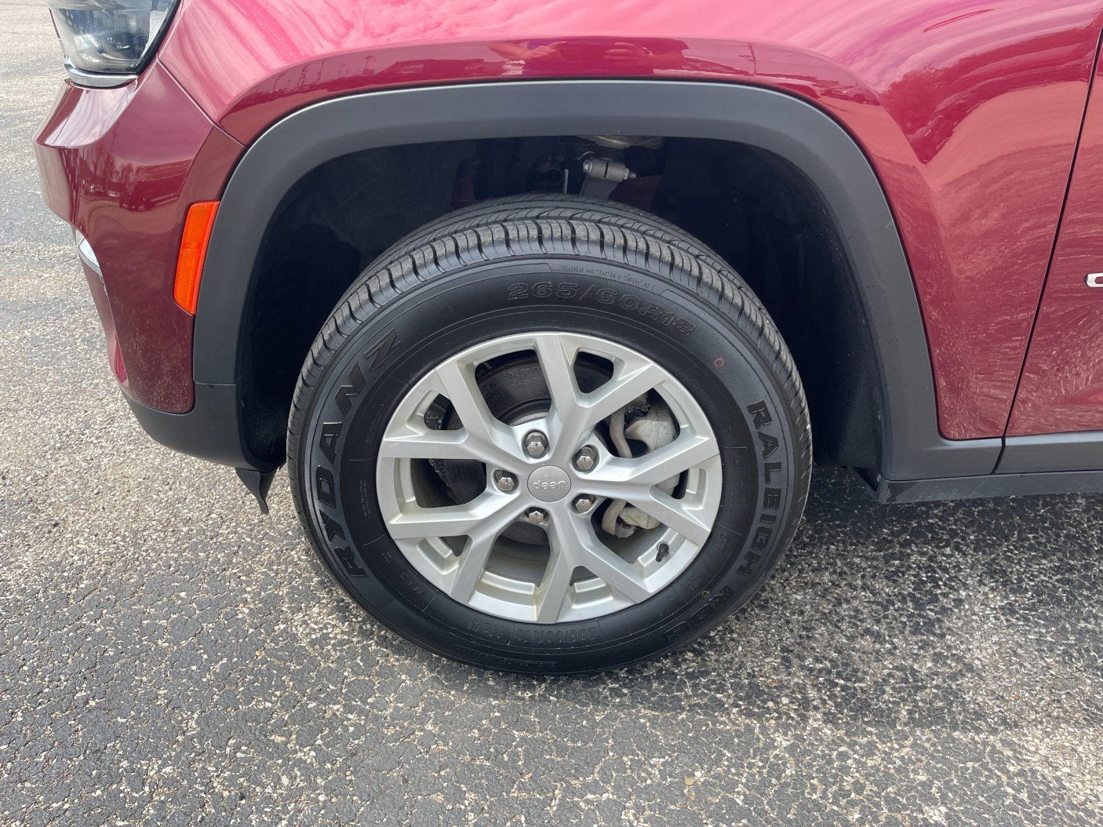 Used 2023  Jeep Limited image 32