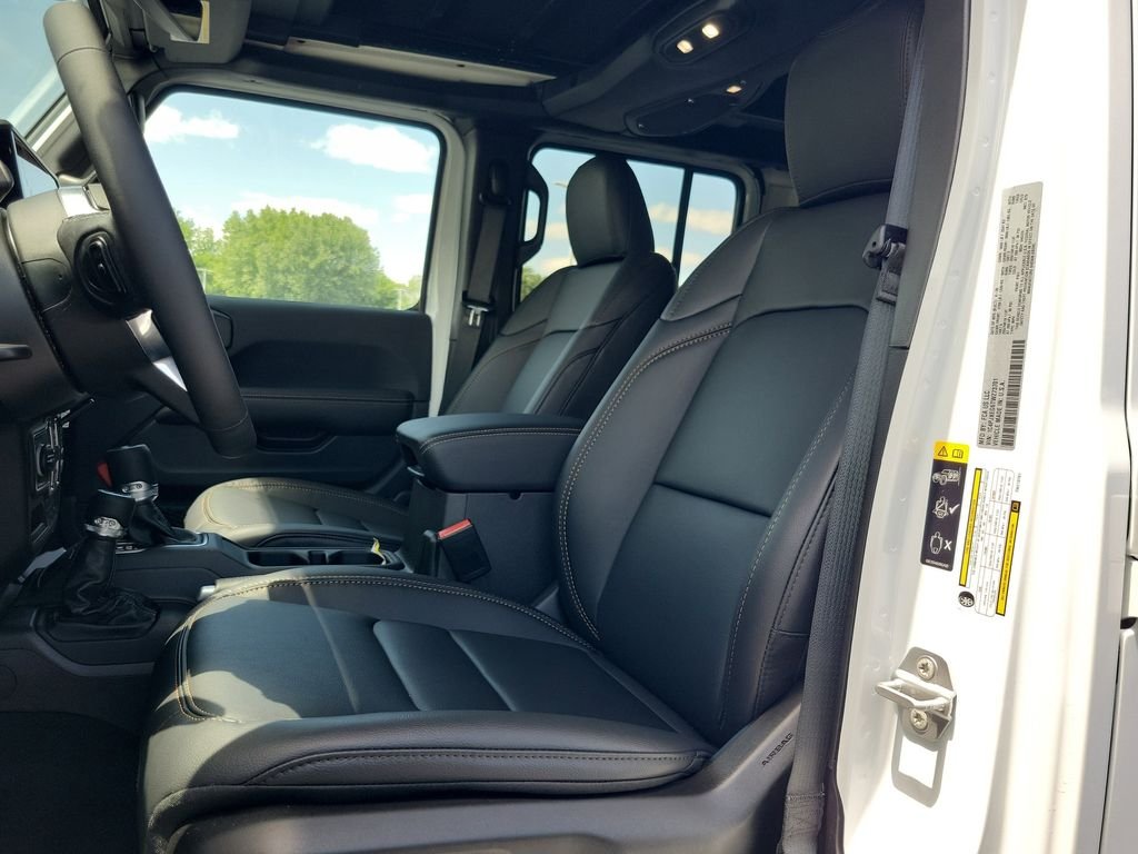 New 2026 Bright White Clear-Coat Exterior Paint Jeep Sahara image 18