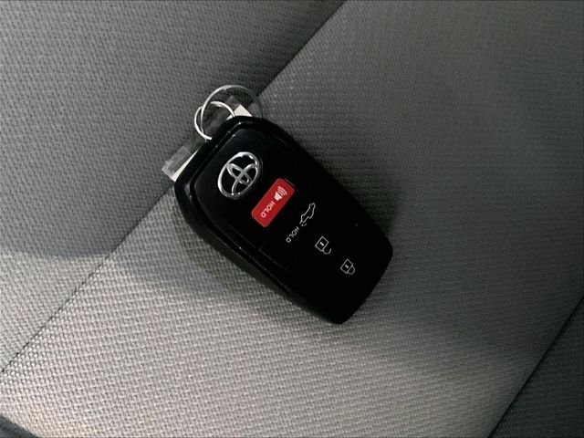 Used 2022 White Toyota SR5 image 11