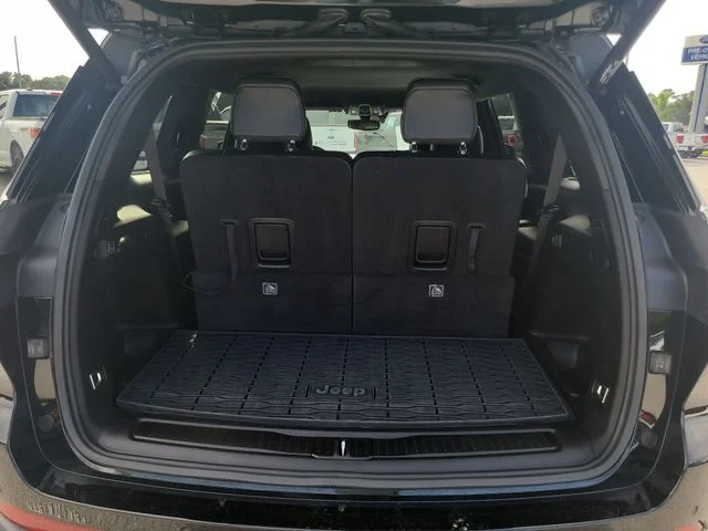 Used 2021 Black Jeep Altitude image 10