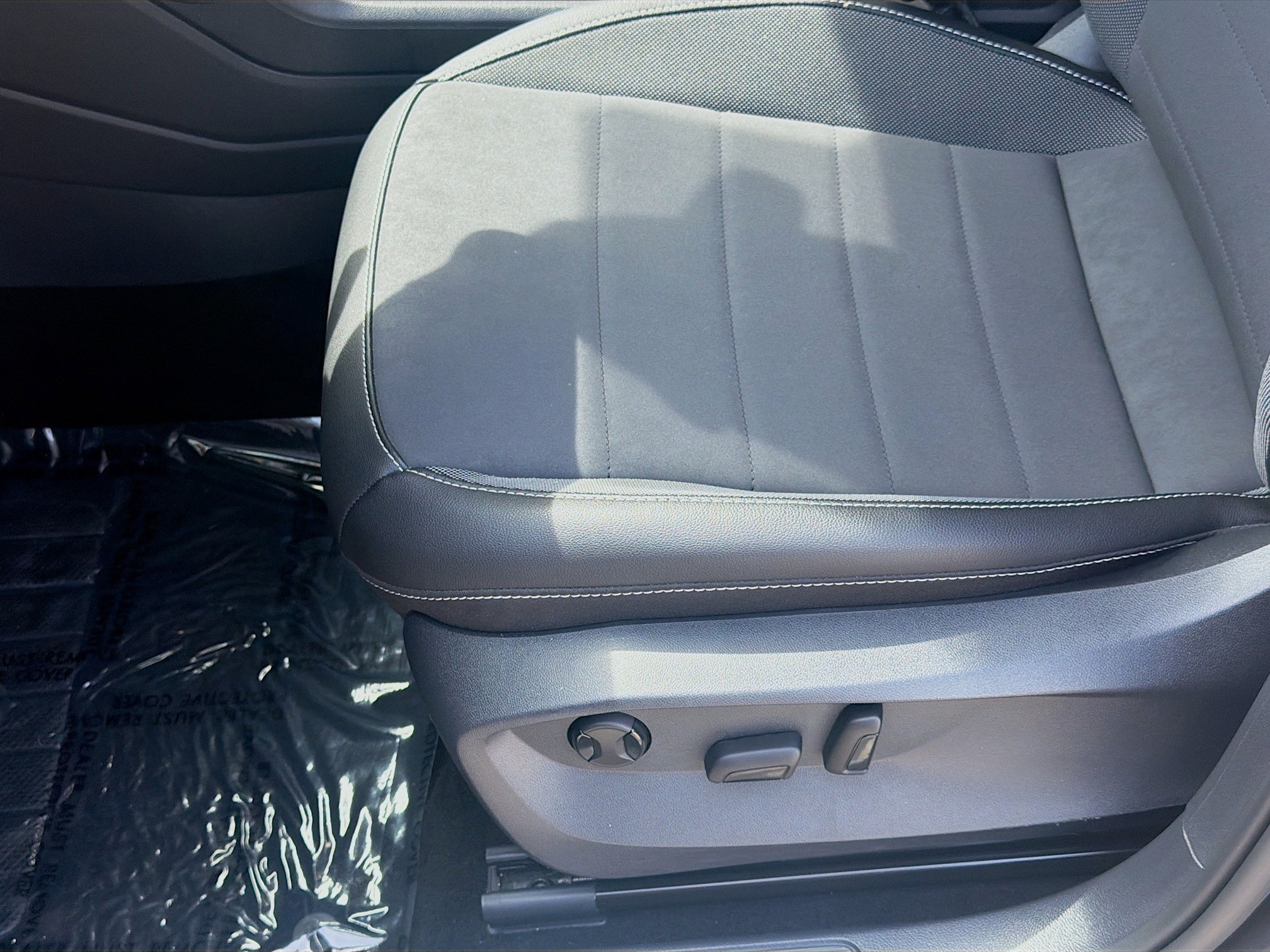 Certified Used 2023 Platinum Gray Metallic Volkswagen SE image 17