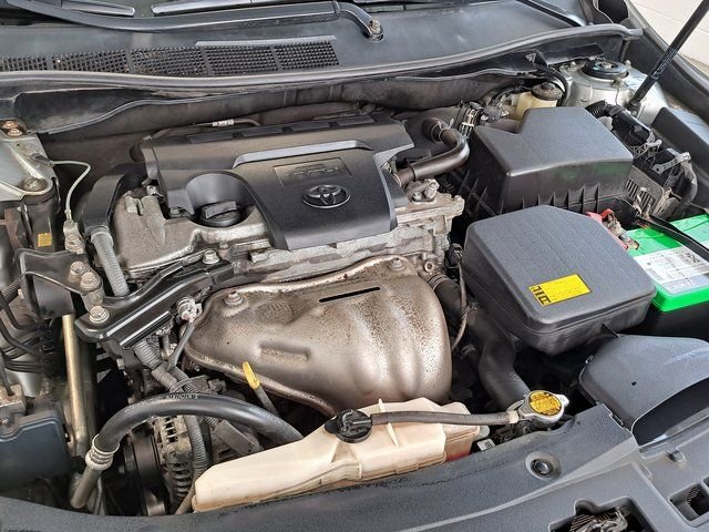 Used 2015 Silver Toyota SE image 28