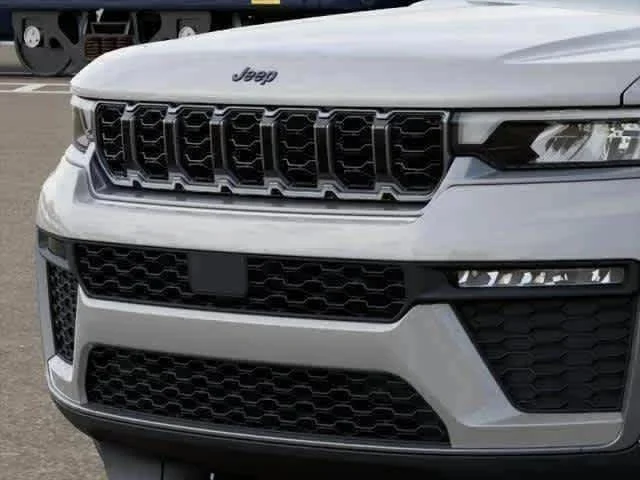 New 2026 Silver Zynith Exterior Paint Jeep Limited image 6
