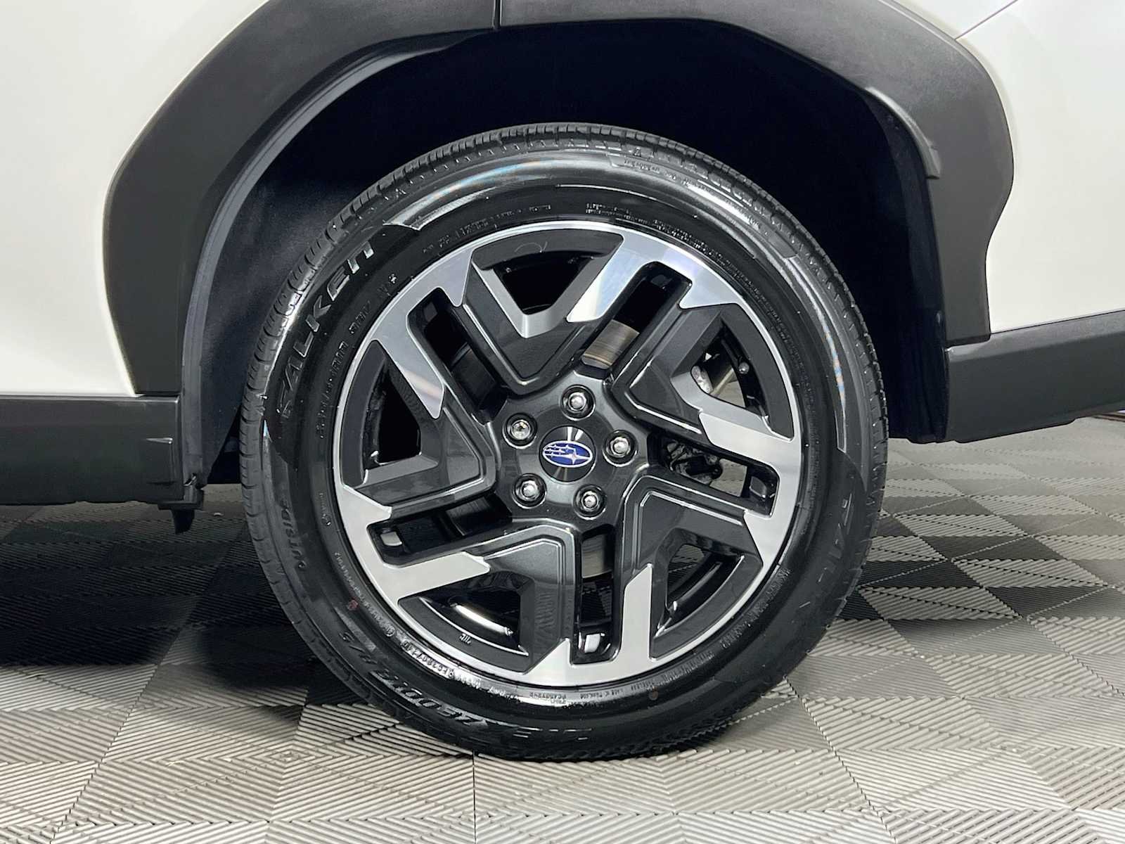 Used 2025 Crystal White Pearl Subaru Limited image 33