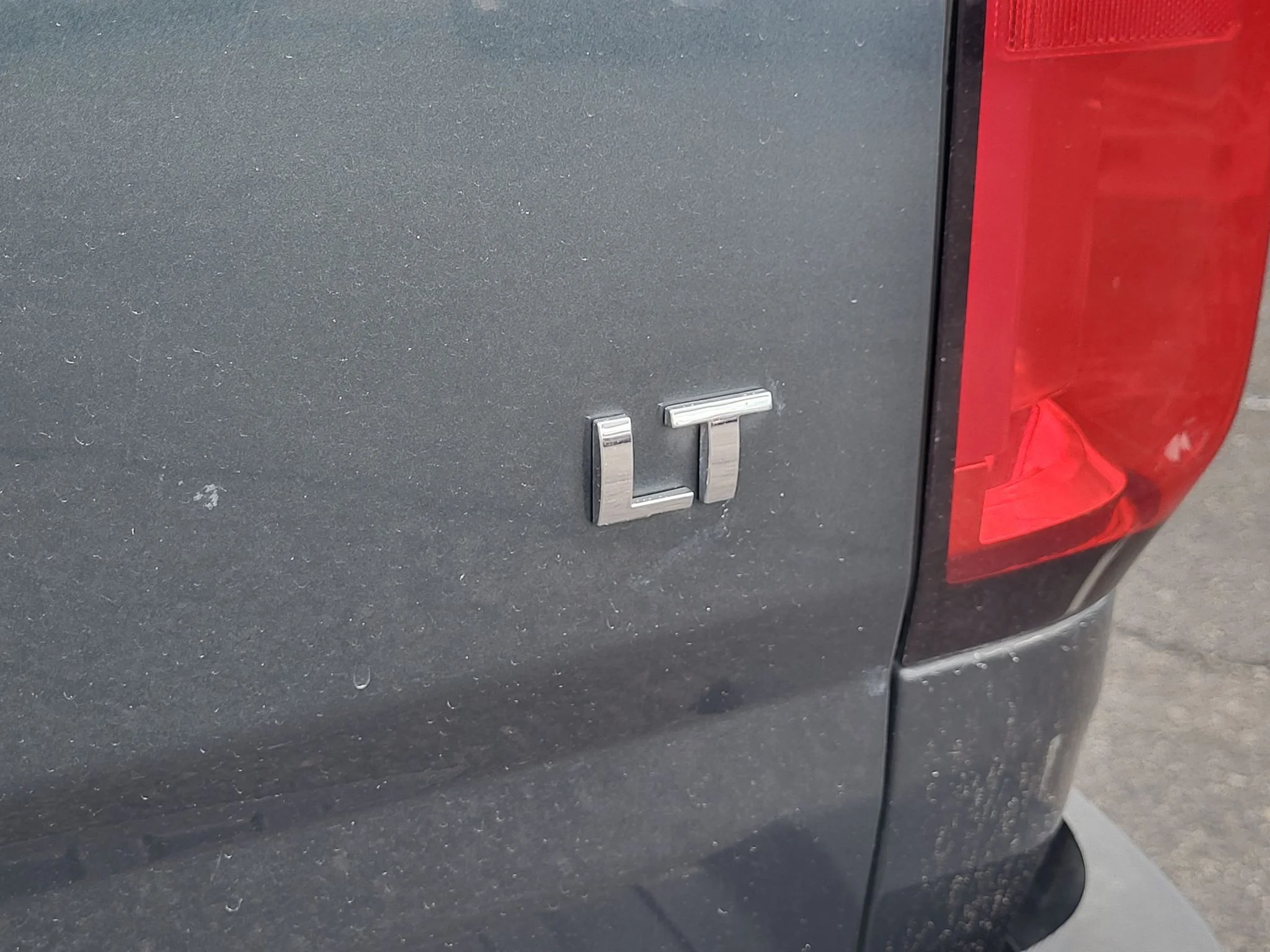 Used 2018 GRAPHITE METALLIC Chevrolet 4WD LT image 9