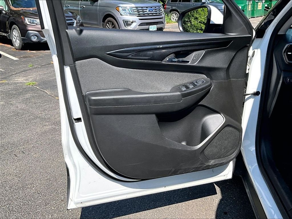 Used 2025 Summit White Chevrolet LT image 9
