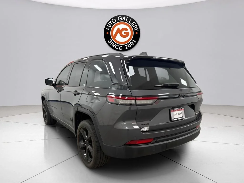 Used 2023 Gray Jeep Altitude X image 5