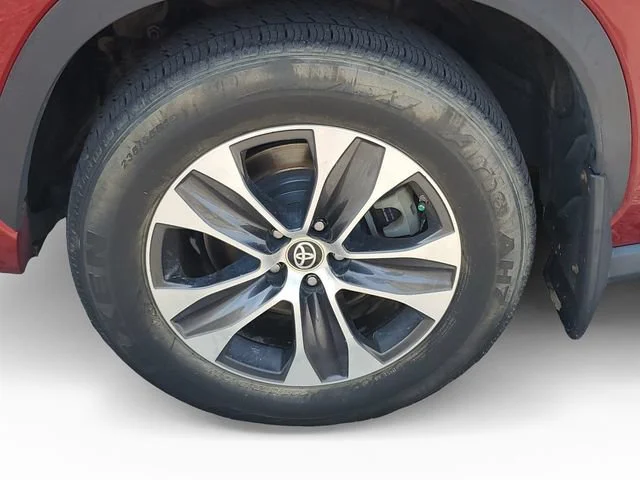 Used 2021 Red Toyota XLE image 33