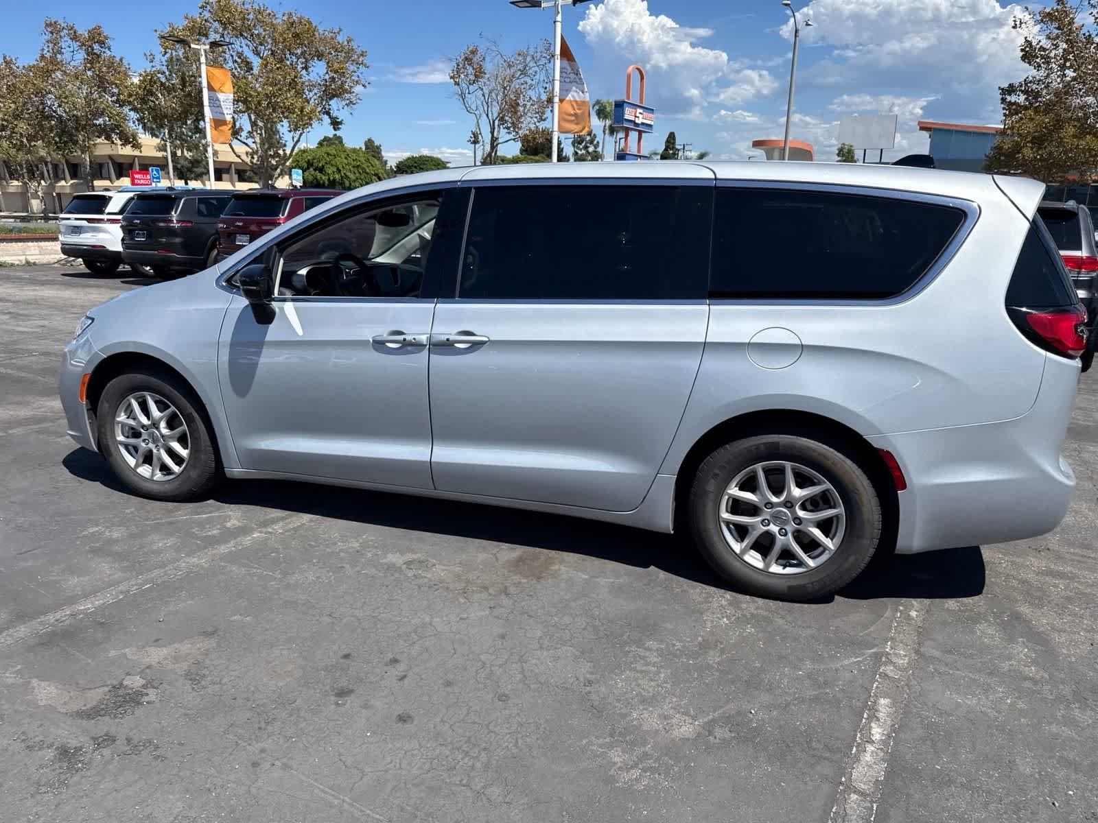 Used 2024 Silver Mist Clearcoat Chrysler Touring L image 22