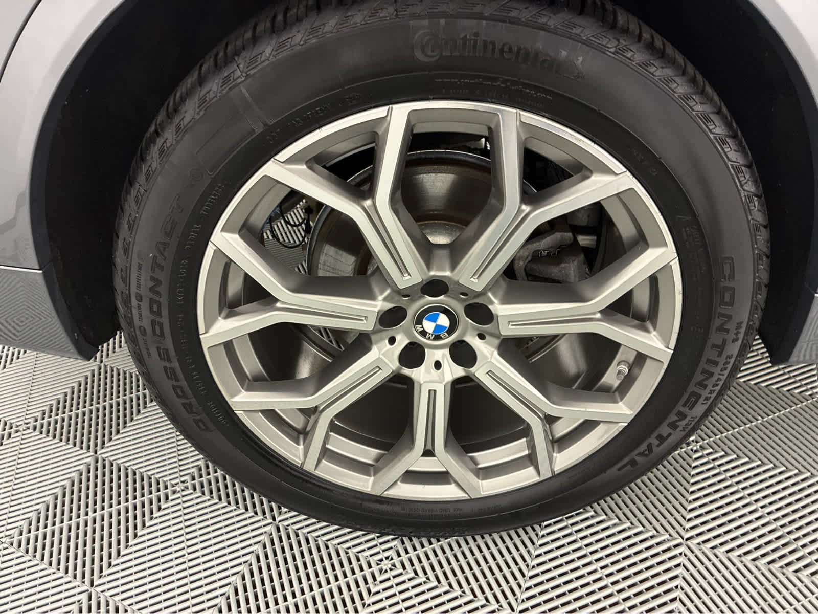 Used 2024 Skyscraper Grey Metallic BMW xDrive40i image 12
