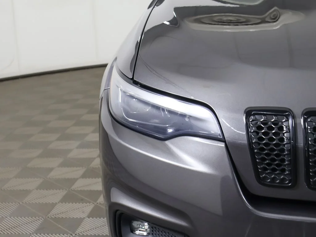 Used 2019 Gray Jeep Latitude Plus image 11
