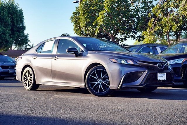 Used 2023  Toyota SE image 1