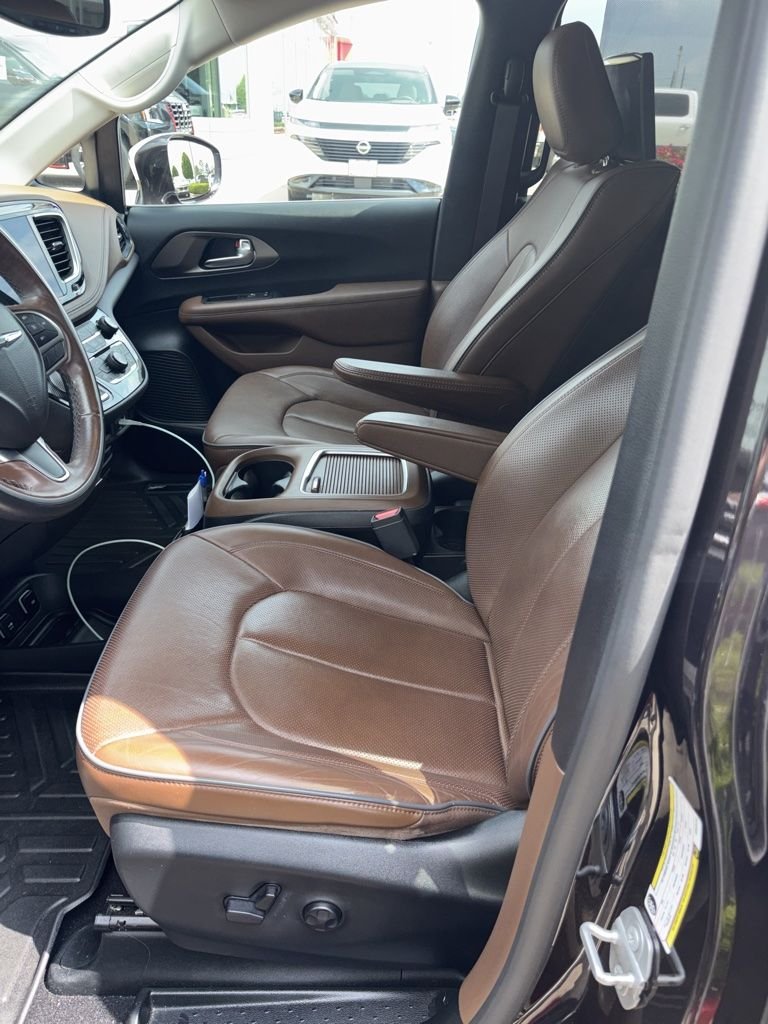 Used 2019 Red Chrysler Limited image 2