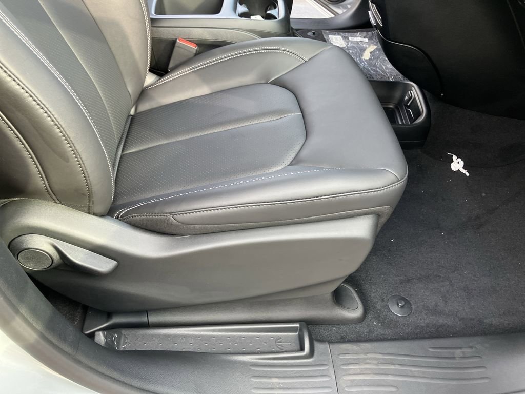 2026 Chrysler Pacifica Select - Photo 36