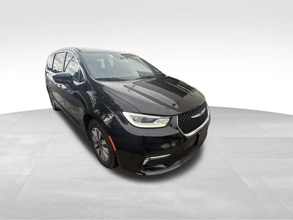 Used 2023 Black Chrysler Touring L image 9