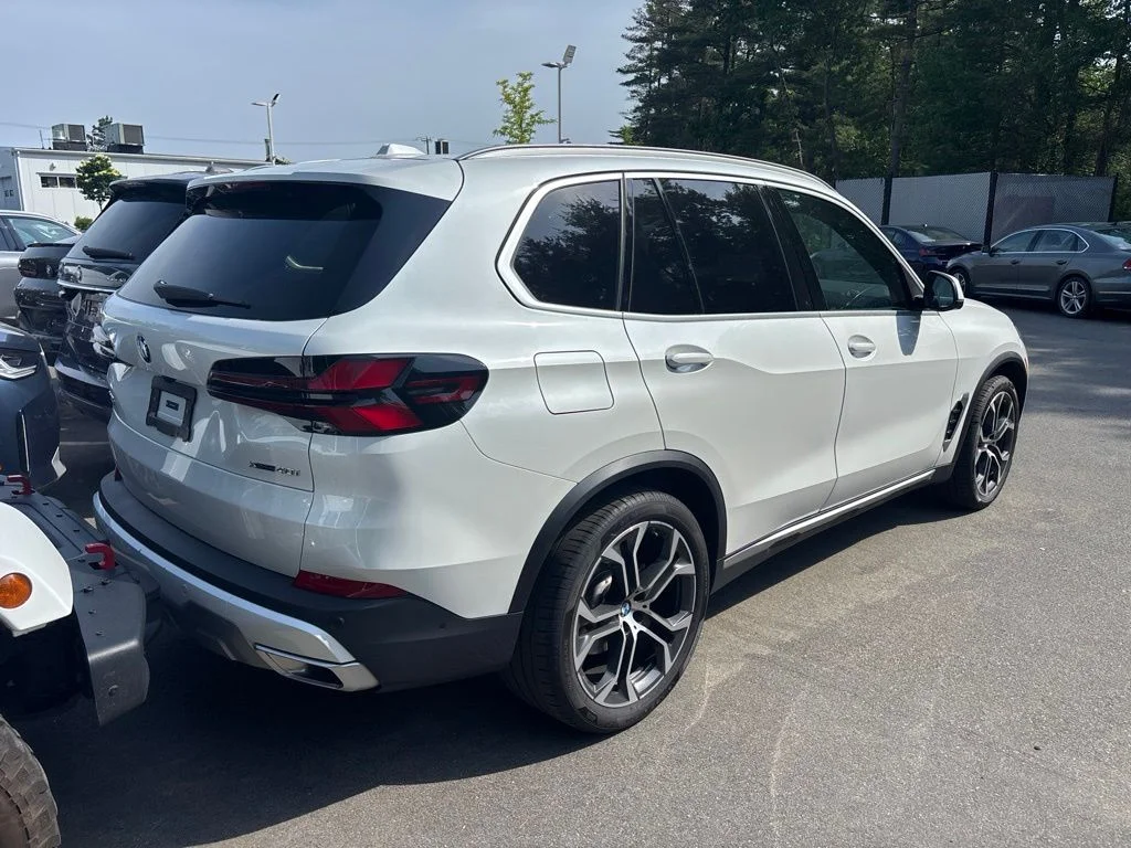 Certified Used 2026 Mineral White Metallic BMW xDrive40i image 5