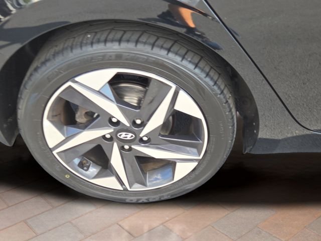 Used 2022 Black Hyundai SEL image 4